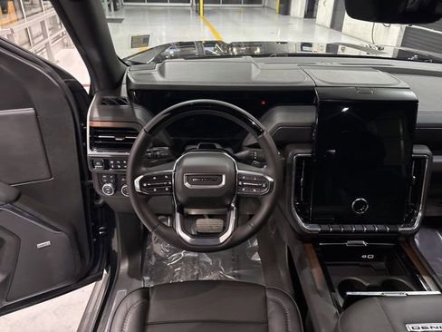Used 2025 GMC Yukon Denali w/ Denali Reserve Package image 22
