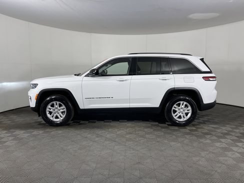 Used 2023 Jeep Grand Cherokee Laredo w/ Luxury Tech Group I image 3