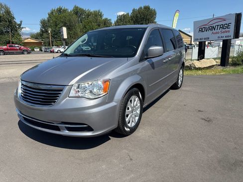 Used 2016 Chrysler Town & Country LX image 3