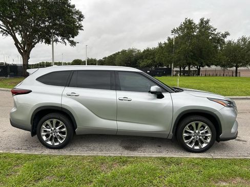 Used 2024 Toyota Highlander Limited FWD image 7