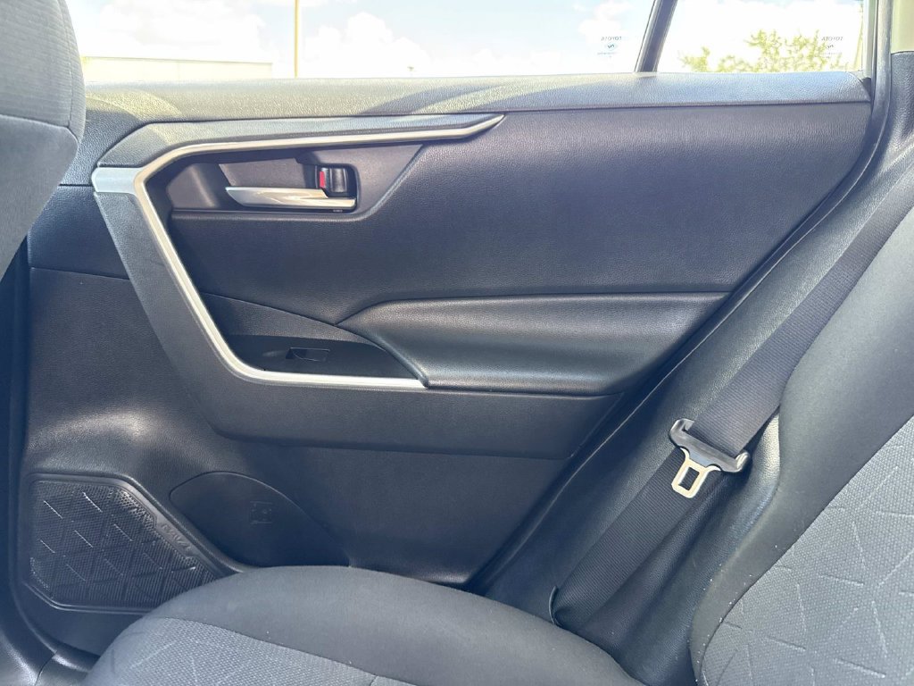 Used 2021 Toyota RAV4 XLE w/ Convenience Package FWD image 17