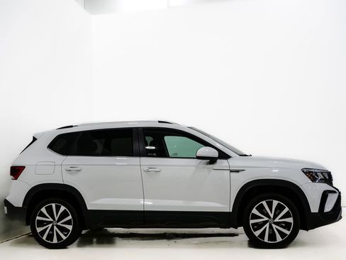 Used 2024 Volkswagen Taos SE image 4