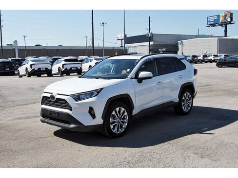 Used 2019 Toyota RAV4 XLE Premium FWD image 3