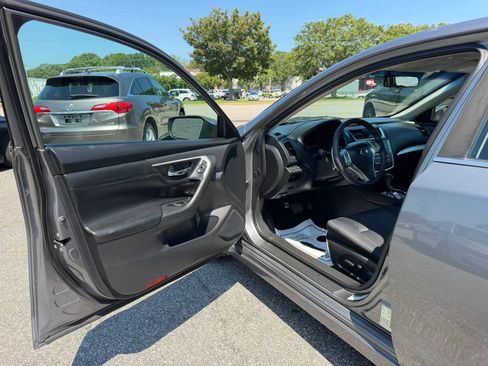 Used 2016 Nissan Altima 2.5 SR w/ LED Appearance Package FWD image 9