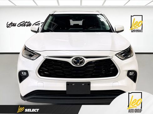 Used 2022 Toyota Highlander XLE image 2