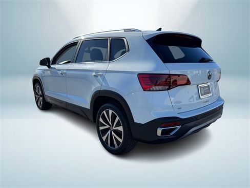 Certified 2023 Volkswagen Taos SE image 4