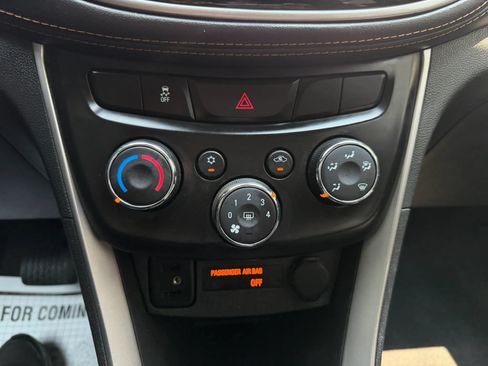 Used 2019 Chevrolet Trax LT w/ LT Convenience Package FWD image 28