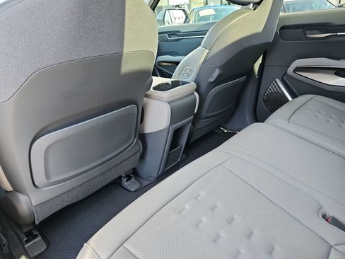 Used 2024 Kia EV9 Wind image 18