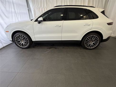 Certified 2022 Porsche Cayenne Platinum Edition image 2