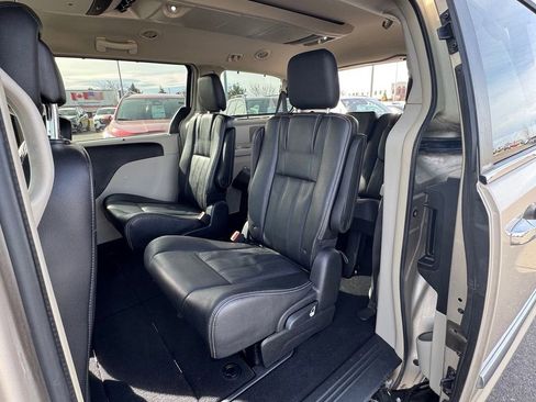 Used 2014 Chrysler Town & Country Touring-L w/ Driver Convenience Group image 38