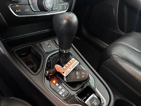 Used 2019 Jeep Cherokee Limited FWD image 19