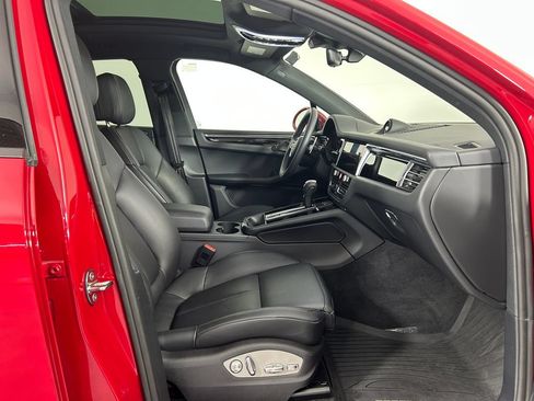 Used 2025 Porsche Macan AWD/4WD image 21