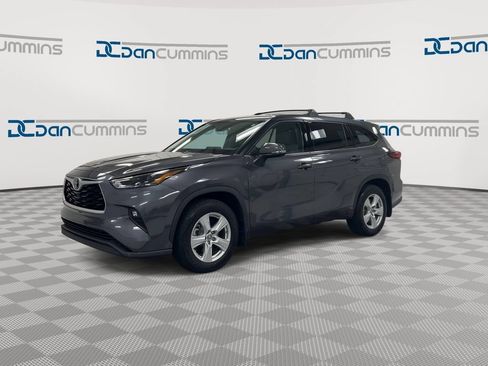 Used 2022 Toyota Highlander LE AWD/4WD image 4
