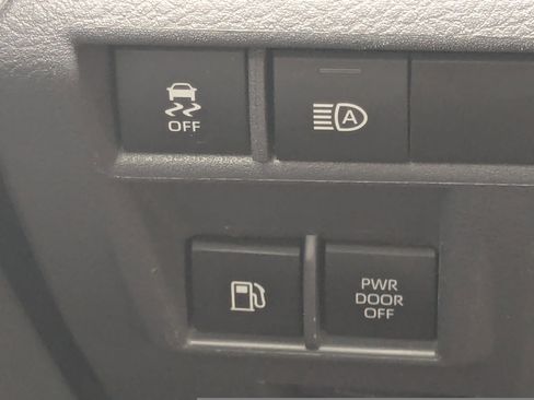 Used 2022 Toyota Sienna XLE FWD image 33