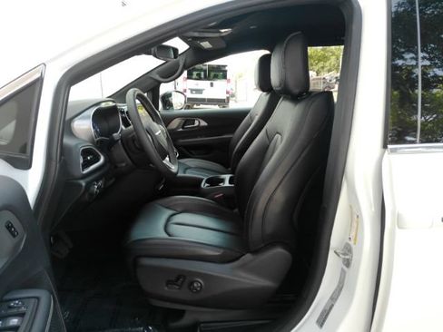 Used 2025 Chrysler Pacifica Select FWD image 14