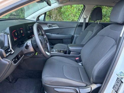Used 2025 Kia Sportage LX FWD image 25