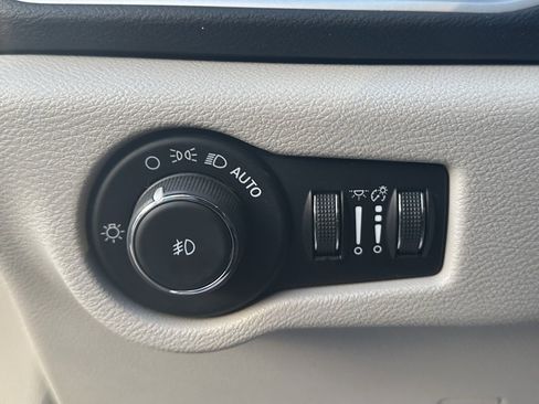 Used 2024 Chrysler Pacifica Touring-L image 22