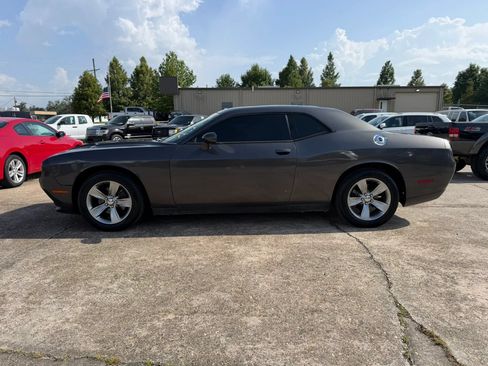 Used 2016 Dodge Challenger SXT RWD image 2
