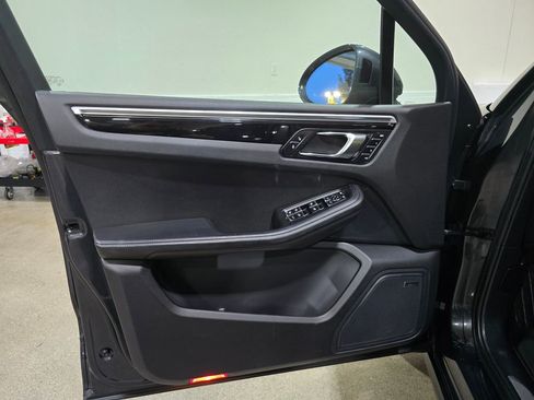 Used 2017 Porsche Macan Turbo image 22