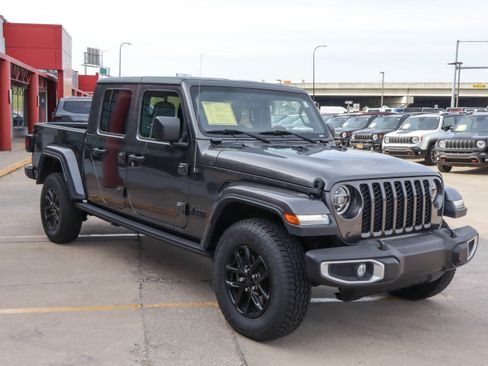Used 2021 Jeep Gladiator Sport AWD/4WD image 5