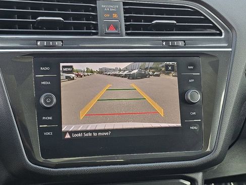 Used 2018 Volkswagen Tiguan SEL FWD image 40