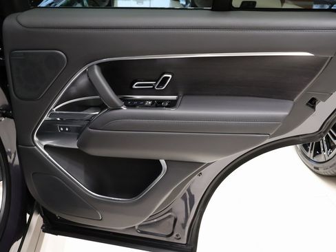 Certified 2025 Land Rover Range Rover SE image 16