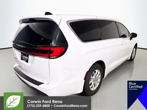 Used 2023 Chrysler Pacifica Touring-L FWD image 9