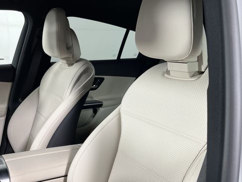 Used 2025 Mercedes-Benz GLC 300 4MATIC image 13