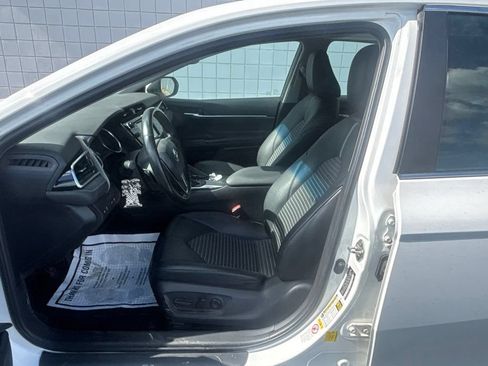 Used 2018 Toyota Camry SE w/ Moonroof Package FWD image 4