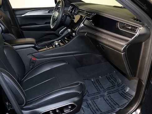 Used 2022 Jeep Grand Cherokee Overland w/ Luxury Tech Group IV image 36