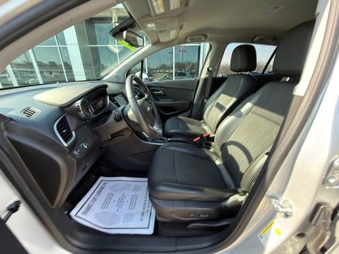 Used 2022 Chevrolet Trax LT w/ LT Convenience Package image 17