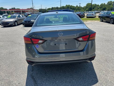 Used 2025 Nissan Altima 2.5 SV FWD image 4