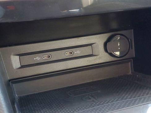 Used 2022 Volkswagen Tiguan SE image 24