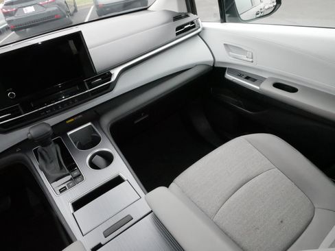 Used 2025 Toyota Sienna LE image 11