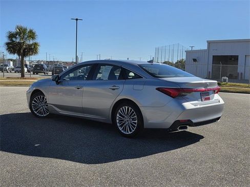 Used 2019 Toyota Avalon Limited image 4