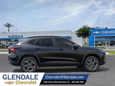 New 2026 Chevrolet Trax LT FWD image 2