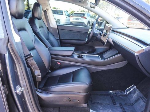 Used 2022 Tesla Model Y Long Range image 16