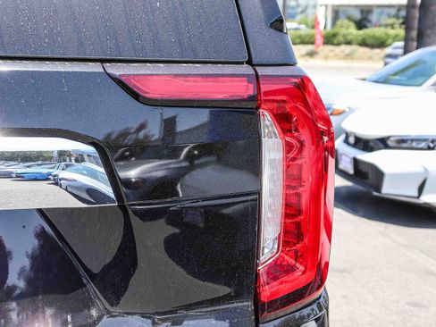 Used 2024 GMC Yukon XL SLT w/ SLT Luxury Package RWD image 9