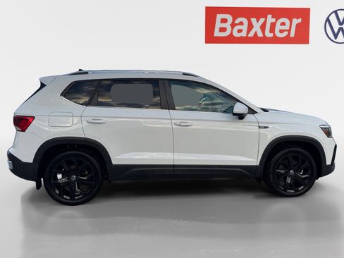 Used 2023 Volkswagen Taos SE w/ Panoramic Sunroof Package image 11