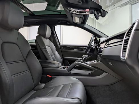 Used 2022 Porsche Cayenne Platinum Edition w/ Premium Package image 24