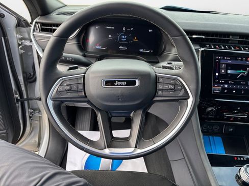 Used 2023 Jeep Grand Cherokee L Laredo image 12