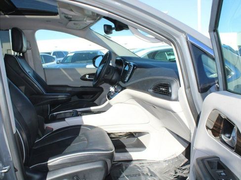 Used 2023 Chrysler Pacifica Limited image 12