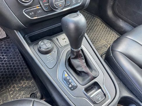 Used 2020 Jeep Cherokee Trailhawk w/ Cold Weather Group AWD/4WD image 18