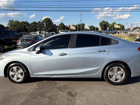 Used 2017 Chevrolet Cruze LS FWD image 4