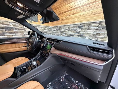Used 2023 Jeep Grand Cherokee Summit w/ Luxury Tech Group V AWD/4WD image 40