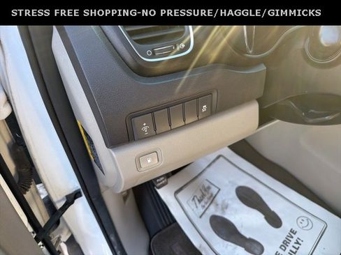 Used 2018 Kia Sedona LX image 16