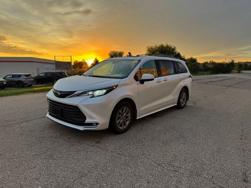 Used 2022 Toyota Sienna XLE FWD image 12