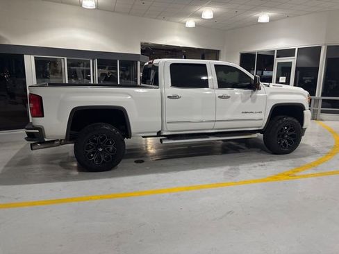 Used 2018 GMC Sierra 2500 Denali w/ Duramax Plus Package AWD/4WD image 10