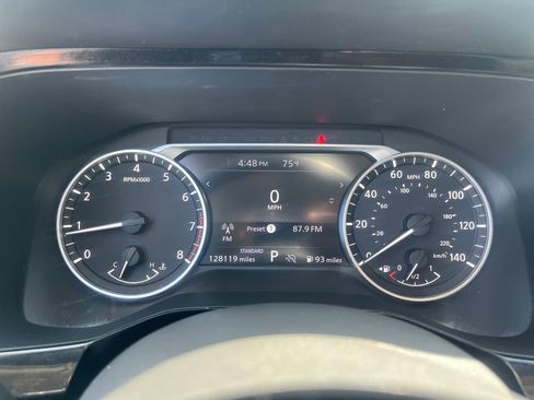 Used 2022 Nissan Pathfinder SV w/ SV Premium Package FWD image 12