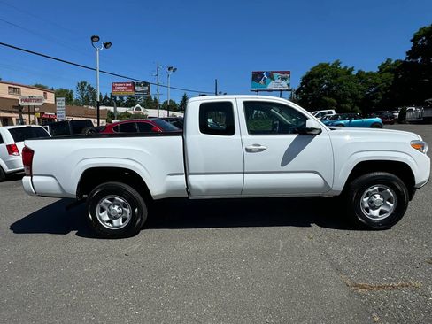 Used 2017 Toyota Tacoma SR RWD image 4